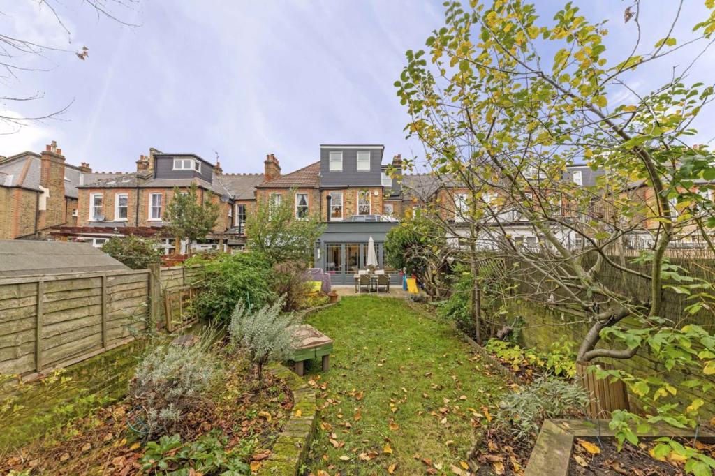 5 bedroom house for sale in Bergholt Crescent, Stoke Newington, N16