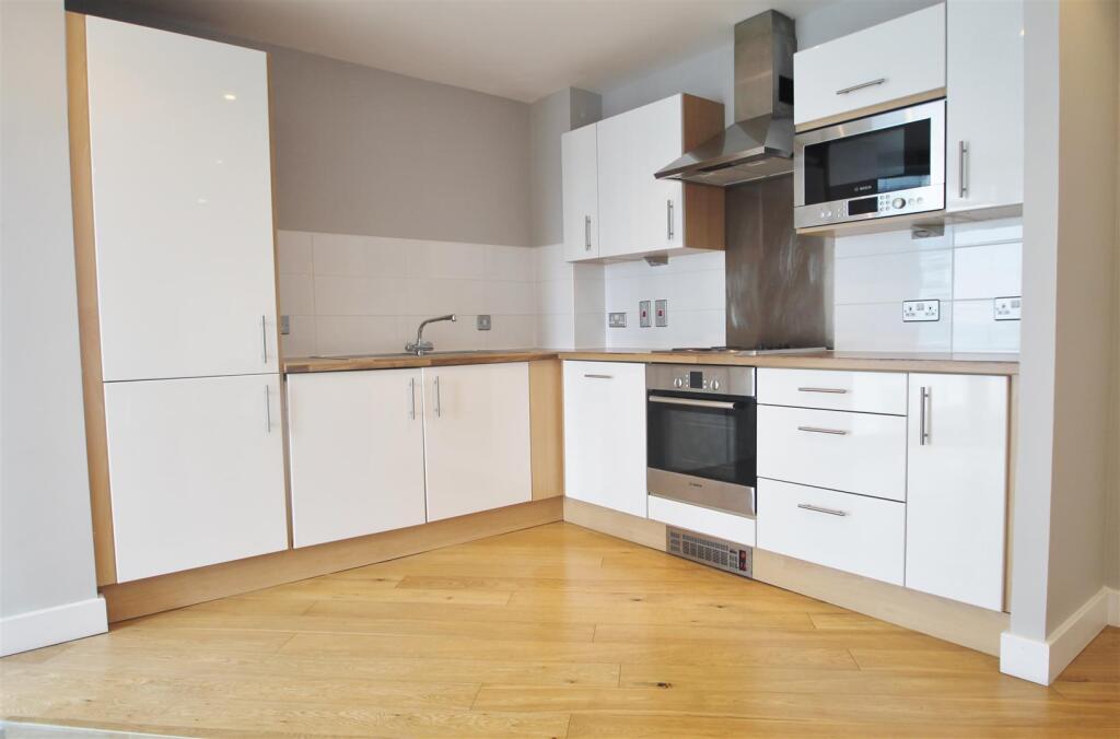 Main image of property: Meridian Plaza, City Centre (1 bed )
