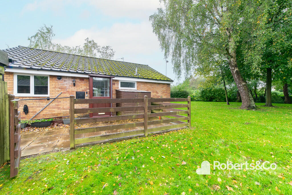 2 bedroom semidetached bungalow for sale in Woodcroft Close