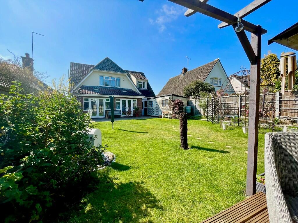 4 bedroom detached house for sale in Hadleigh, Essex, SS7