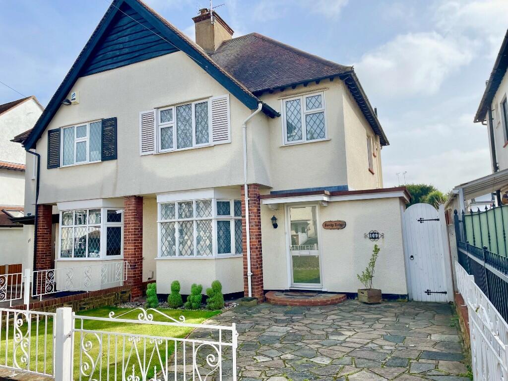 3 bedroom semidetached house for sale in Earls Hall Avenue, Southend