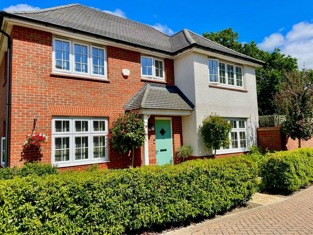4 bedroom detached house for sale in Benfleet / Hadleigh borders, Essex