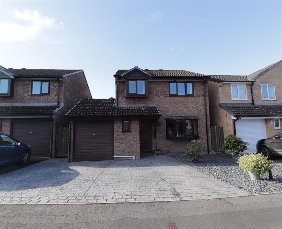 4 bedroom detached house for sale in Sutherland Avenue, Yate, Bristol