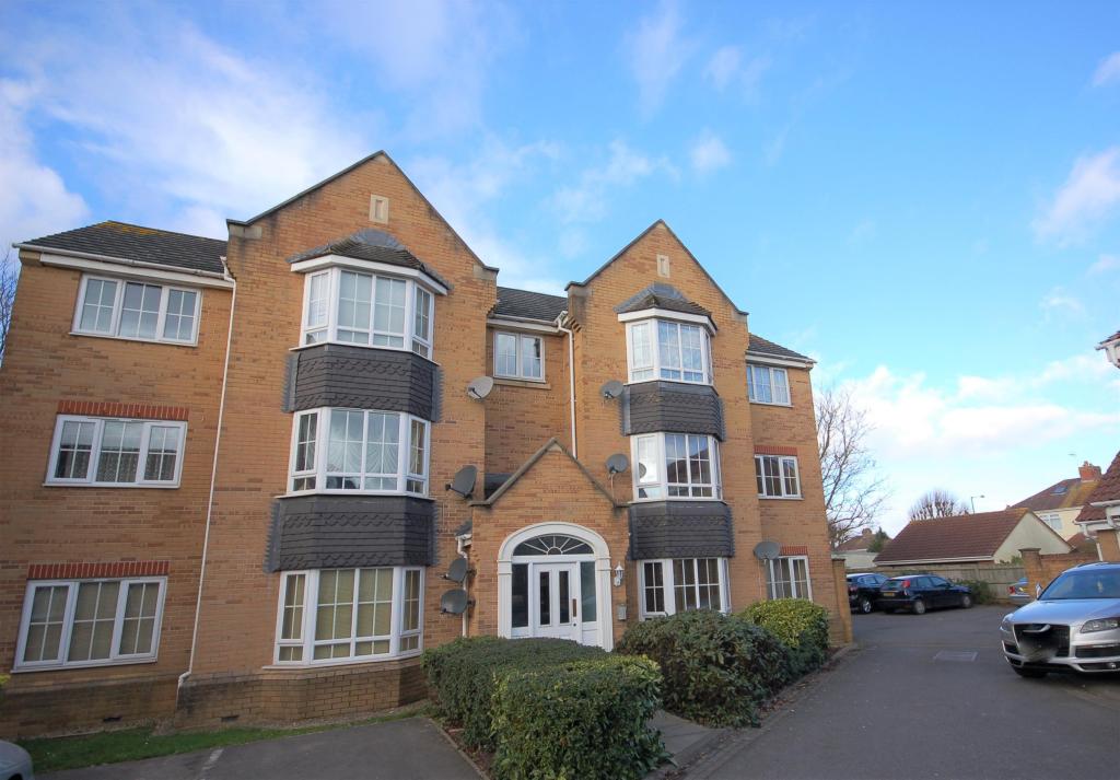 2 bedroom flat for sale in Britton Gardens, Kingswood, Bristol, BS15