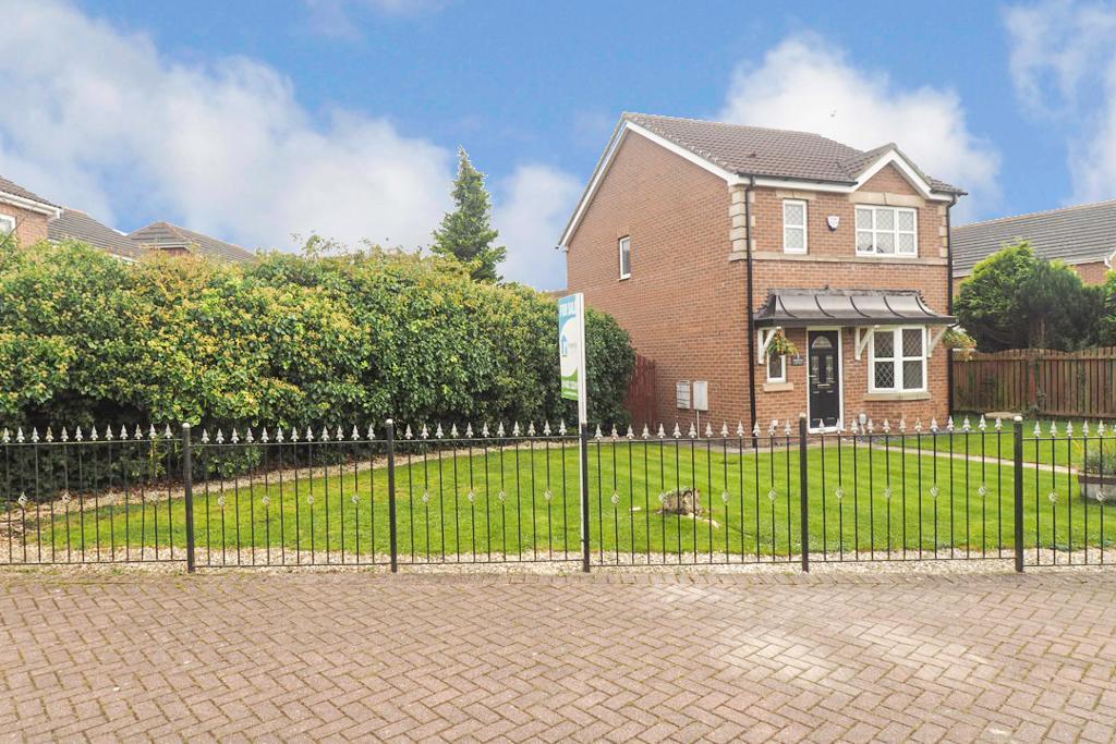 3 bedroom detached house for sale in Raleigh Drive, Victoria Dock, Hull