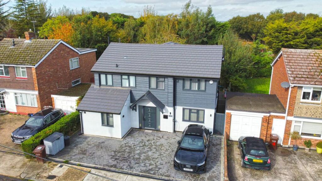 4 bedroom detached house for sale in Highview Road, Thundersley, Essex, SS7