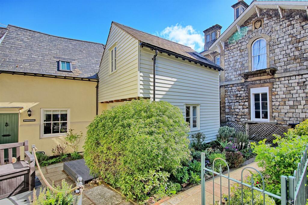 2 bedroom end of terrace house for sale in Chadwell House Ware Town