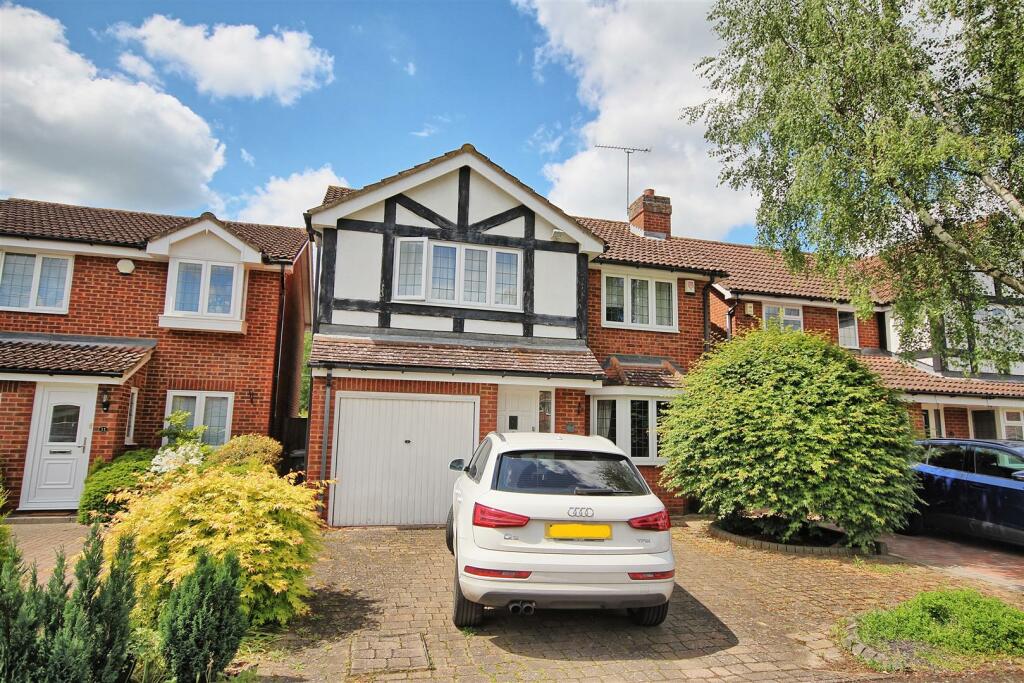 4 bedroom detached house for sale in Cresset Close Stanstead Abbotts