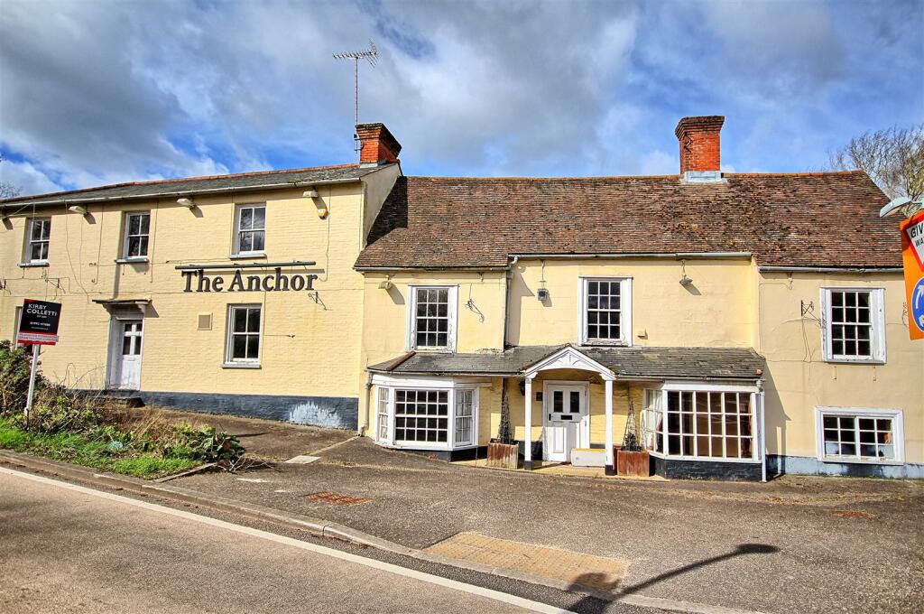 6 bedroom detached house for sale in Cambridge Raod, Wadesmill, Ware, SG12