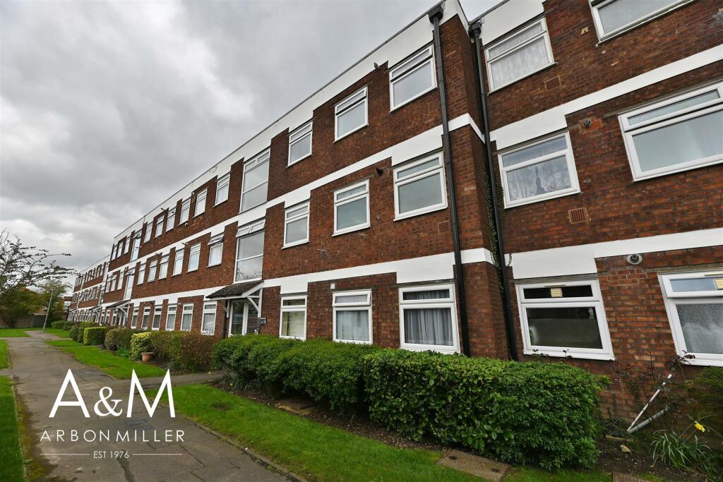 2 bedroom flat for sale in Poplar Way, Barkingside, IG6