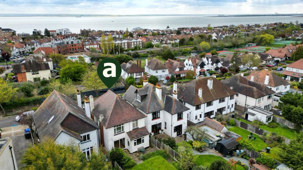 4 bedroom detached house for sale in Crosby Road, WestcliffOnSea, SS0
