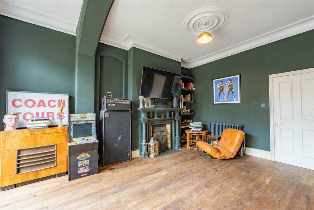 5 bedroom semidetached house for sale in Ailsa Road, WestcliffOnSea, SS0