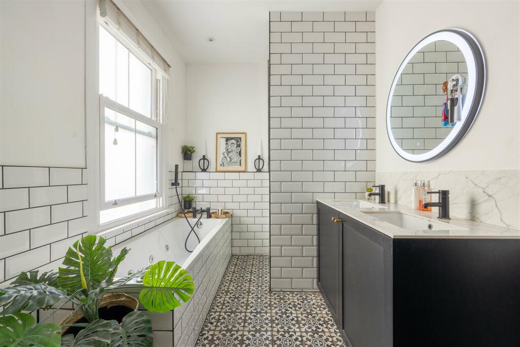 5 bedroom semidetached house for sale in Ailsa Road, WestcliffOnSea, SS0