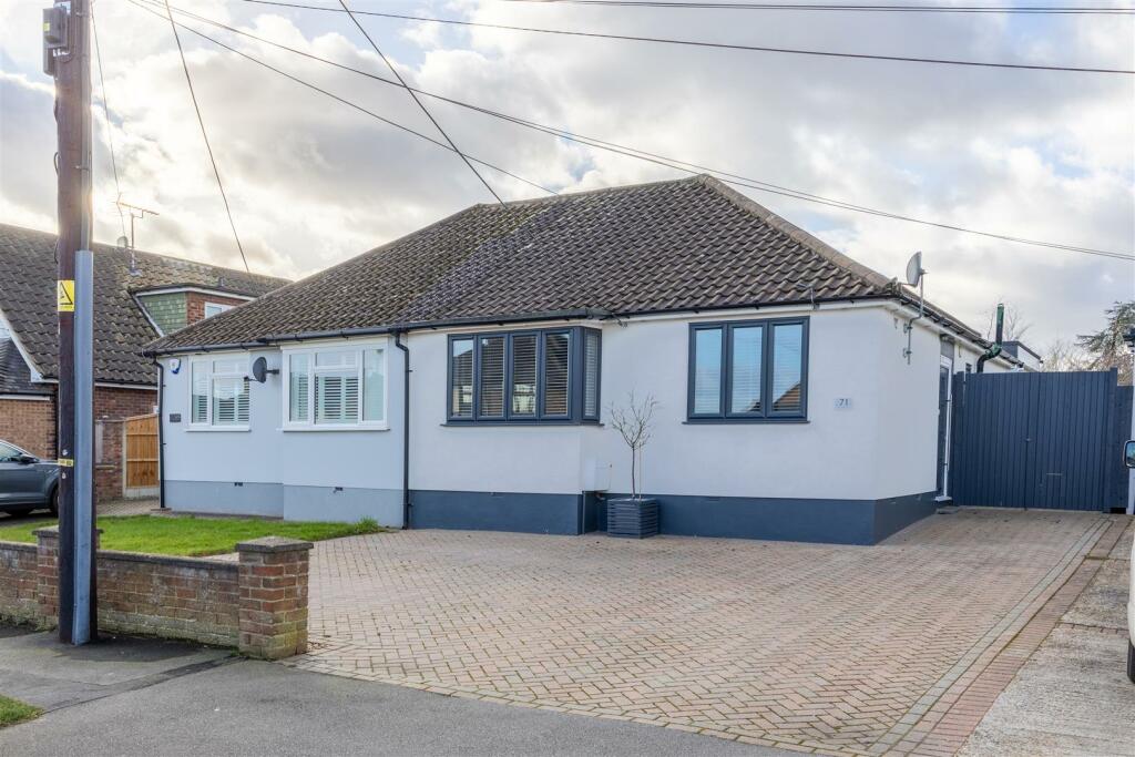 2 bedroom semidetached bungalow for sale in Avondale Road, Rayleigh, SS6