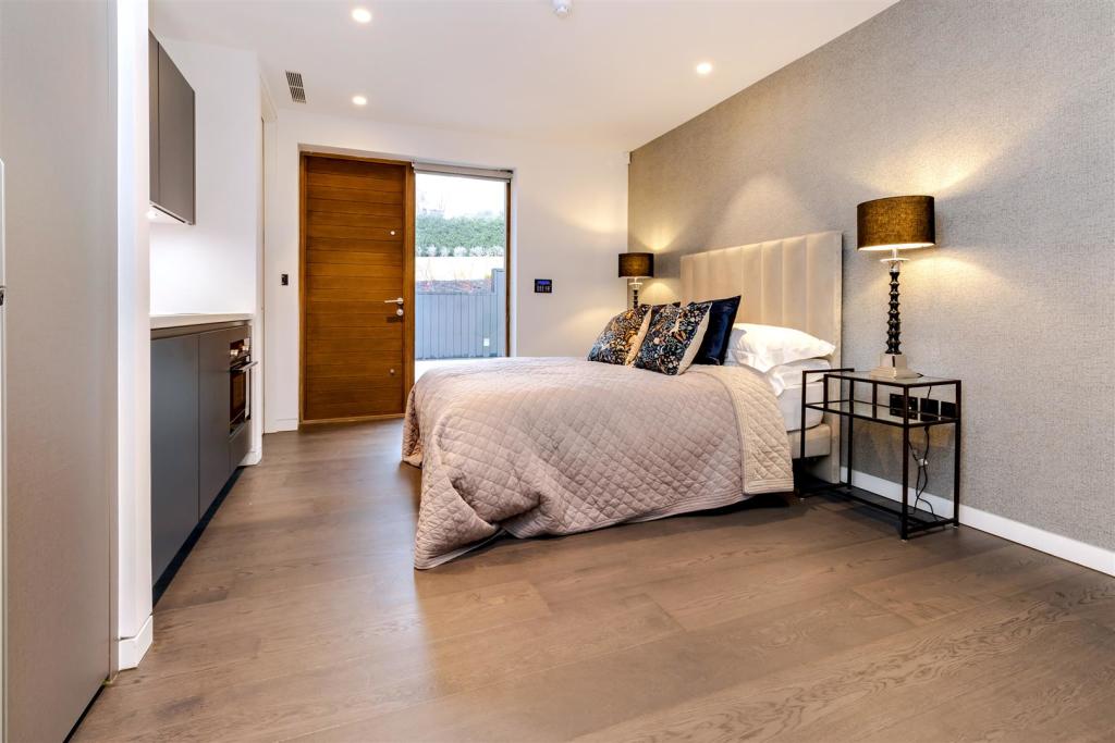 6 bedroom detached house for sale in Theobald Street, Radlett