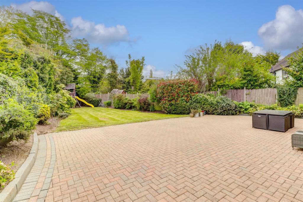 6 bedroom detached house for sale in Links Drive, Elstree, Borehamwood