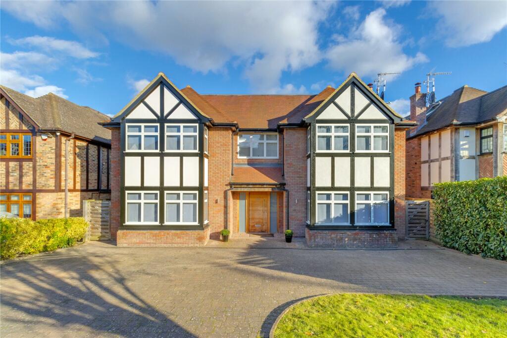 6 bedroom detached house for sale in Goodyers Avenue, Radlett