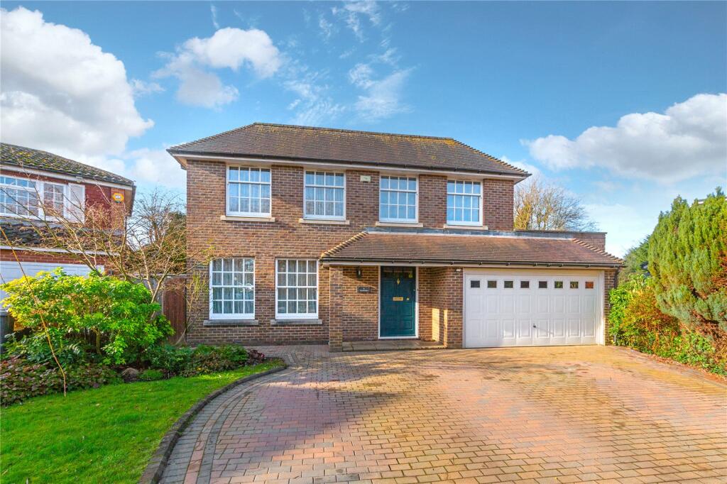 5 bedroom detached house for sale in Homefield Road, Radlett, Hertfordshire, WD7