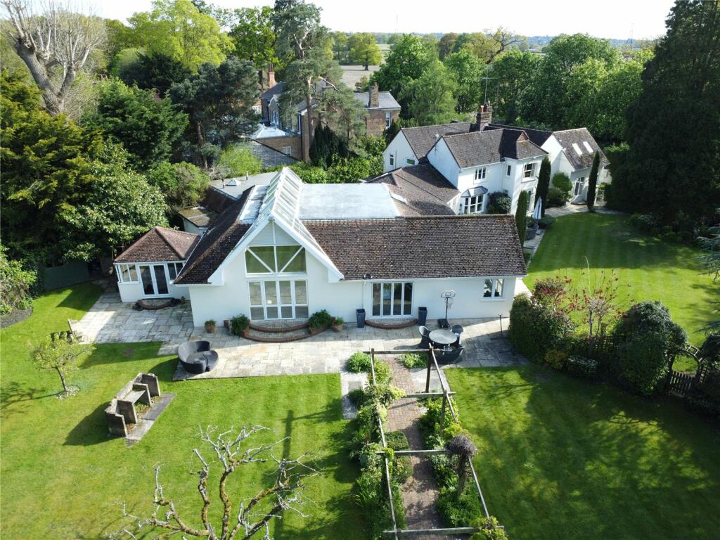 6 bedroom detached house for sale in Aldenham Road, Letchmore Heath