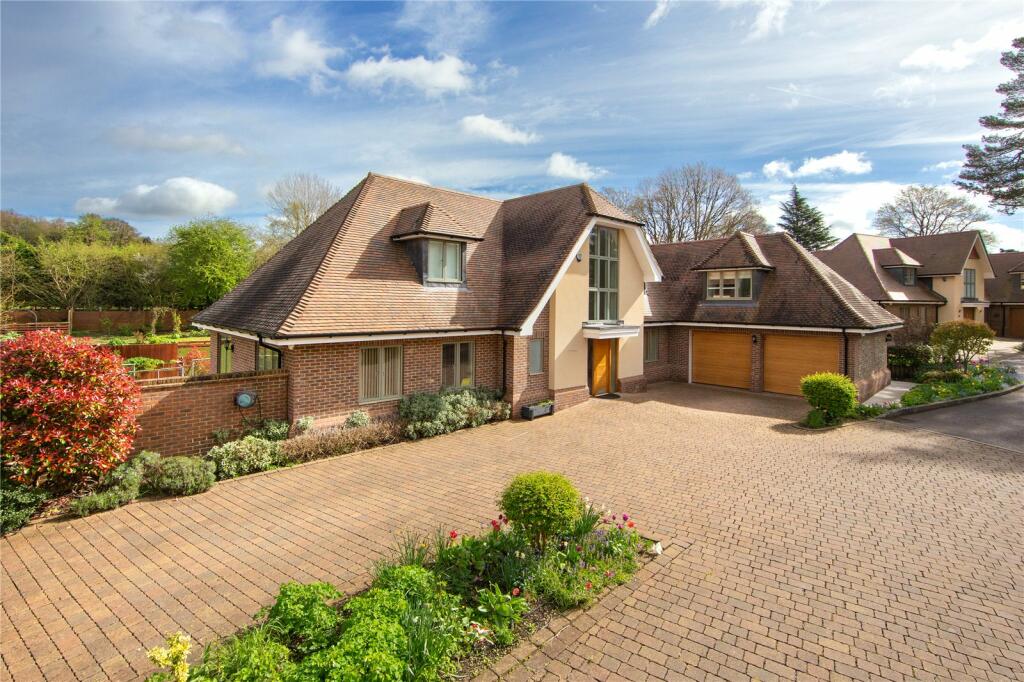 4 bedroom detached house for sale in Paddock View, Radlett