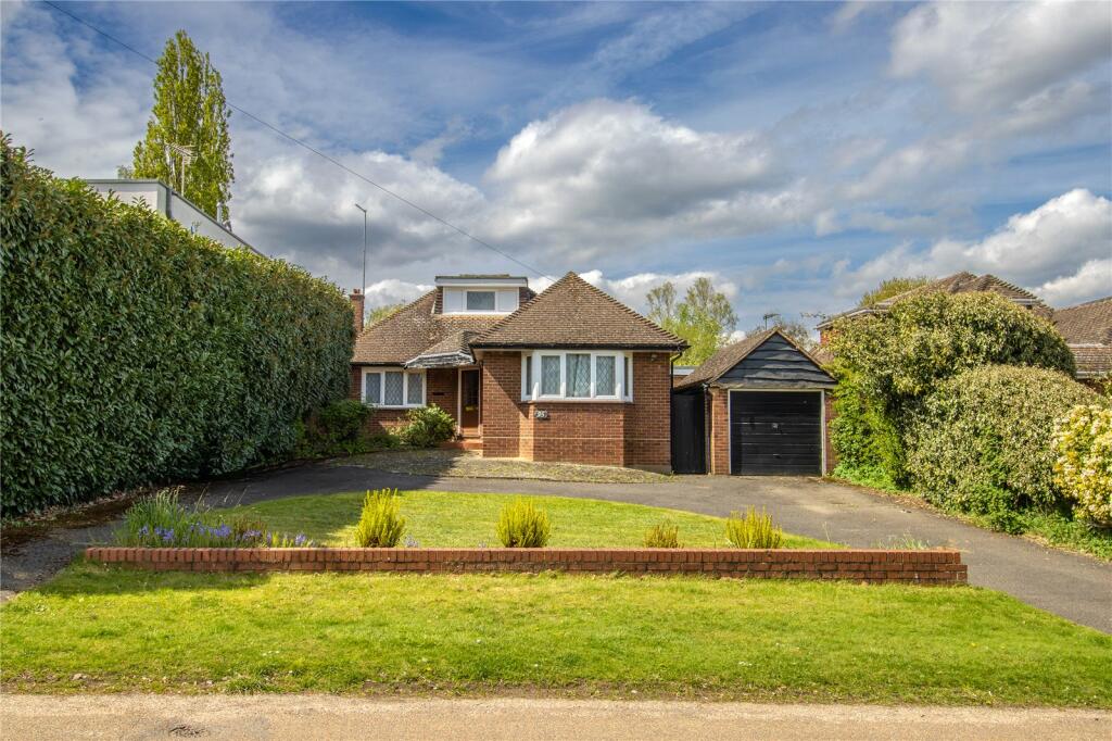 4 bedroom bungalow for sale in Oakridge Avenue, Radlett, Hertfordshire, WD7