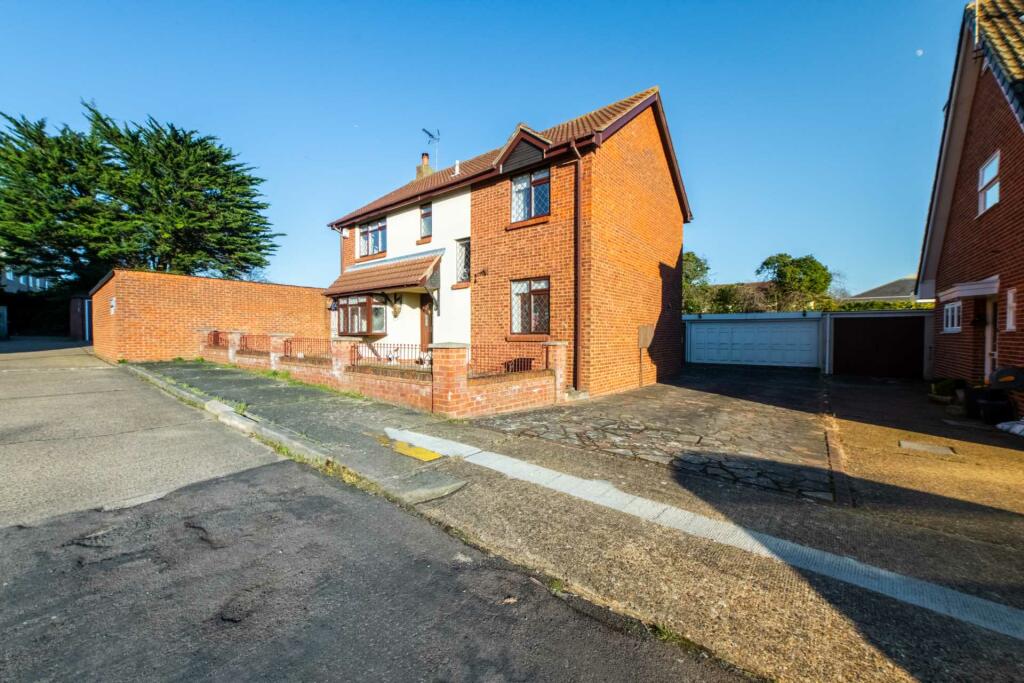 4 bedroom detached house for sale in Broadlands, Thundersley, SS7