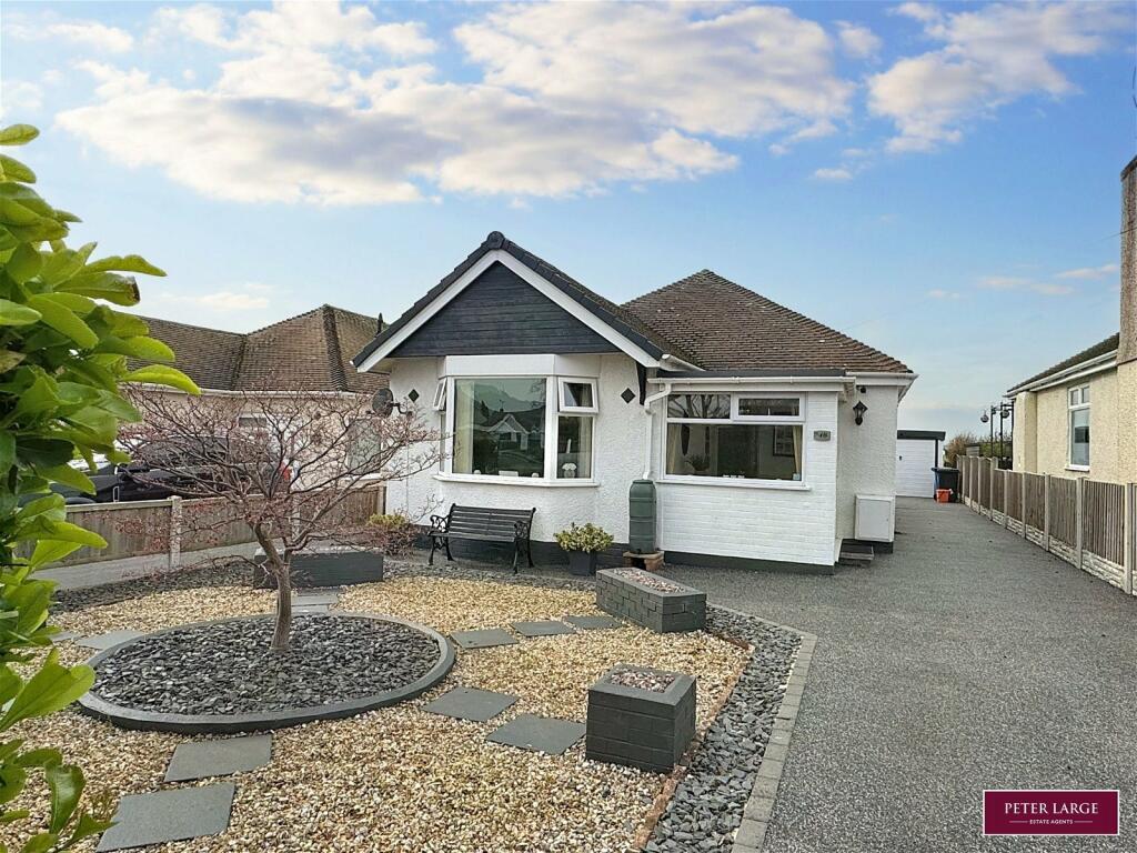 3 bedroom detached bungalow for sale in Ffordd Penrhwylfa, Prestatyn