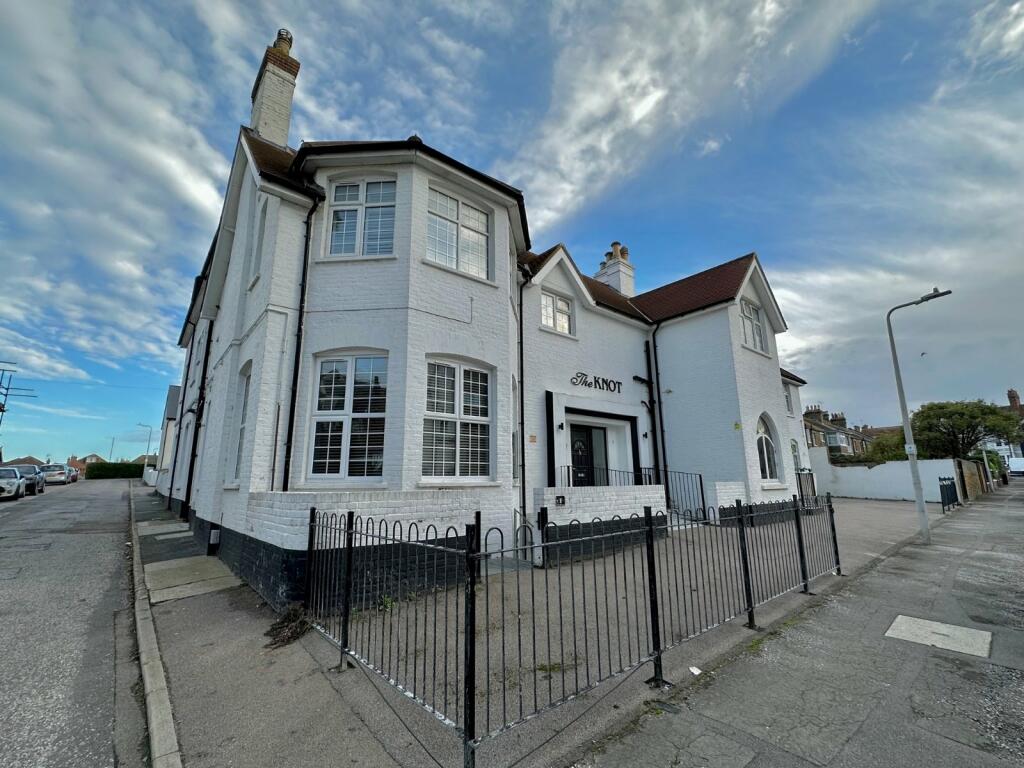 2 bedroom apartment for sale in Beach Road, WestgateOnSea, Kent, CT8