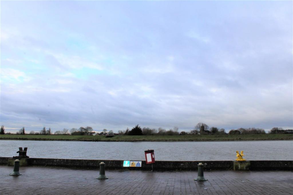 2 bedroom flat for sale in Riverside Court, South Quay, King's Lynn, PE30