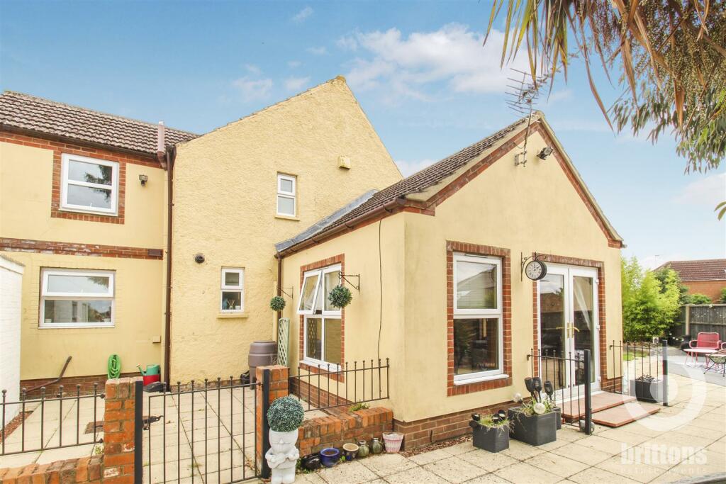 3 bedroom detached house for sale in Wootton Road, King's Lynn, PE30