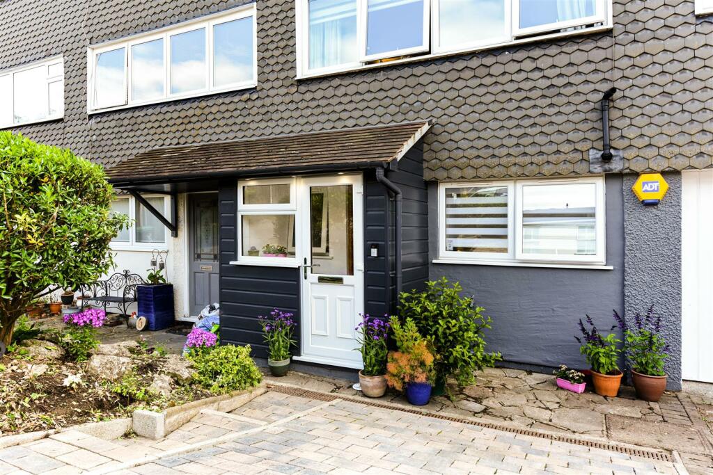 3 bedroom town house for sale in The Seymours, Loughton, IG10