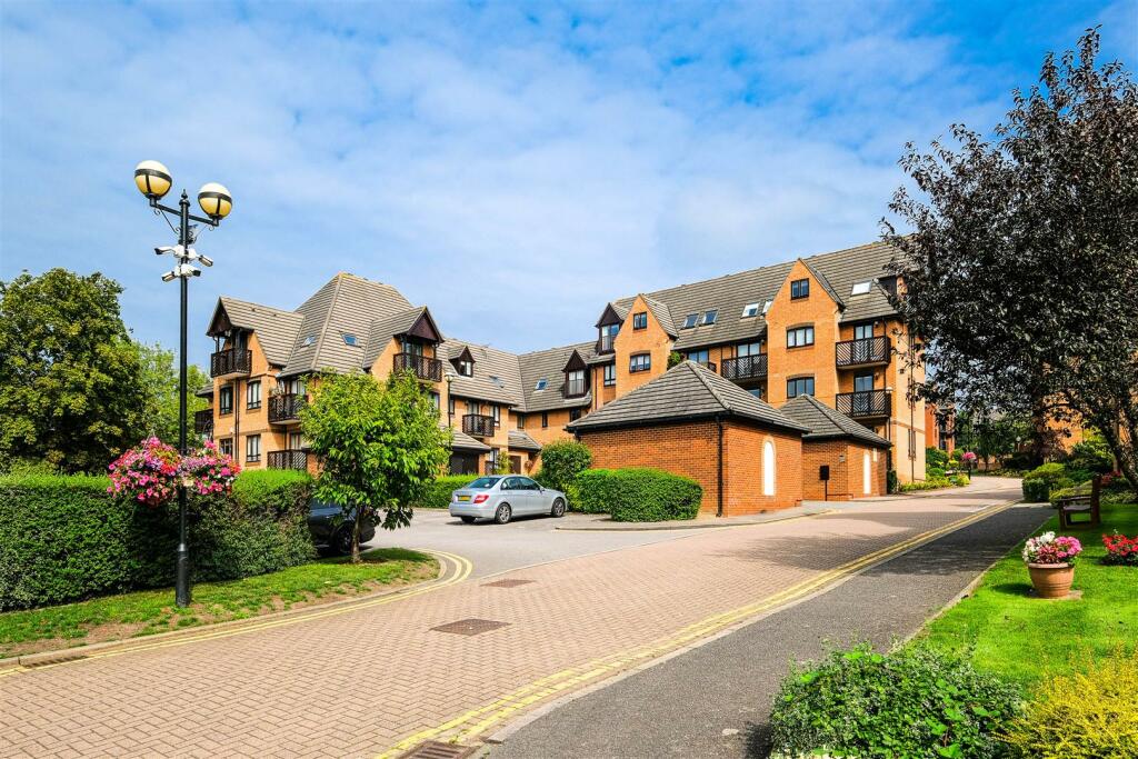 2 Bedroom Apartment For Sale In Boleyn Court, Buckhurst Hill, Ig9