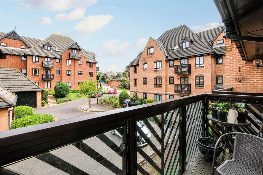 2 bedroom apartment for sale in Boleyn Court, Buckhurst Hill, IG9
