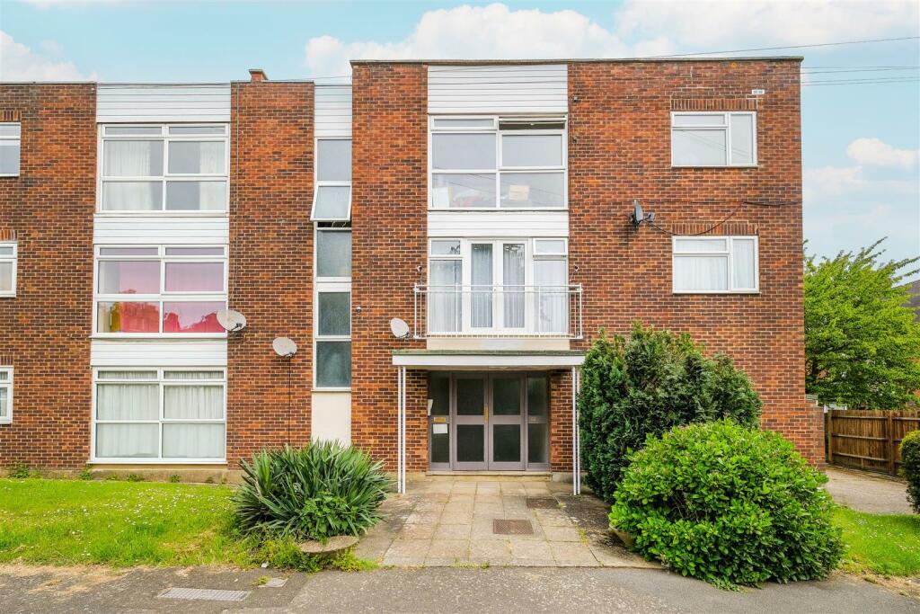 2 bedroom flat for sale in Connaught Avenue, North Chingford, E4