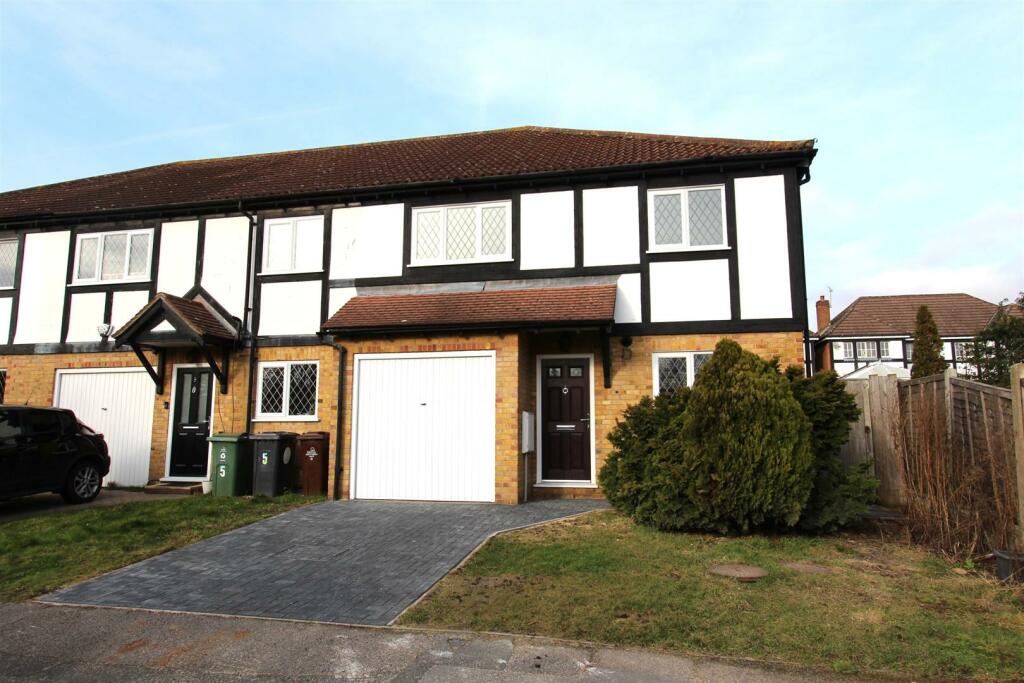 4 bedroom end of terrace house for rent in Carbis Close, North Chingford E4