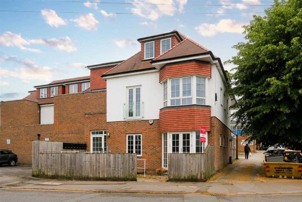 1 bedroom flat for rent in Connaught Avenue, Chingford, E4