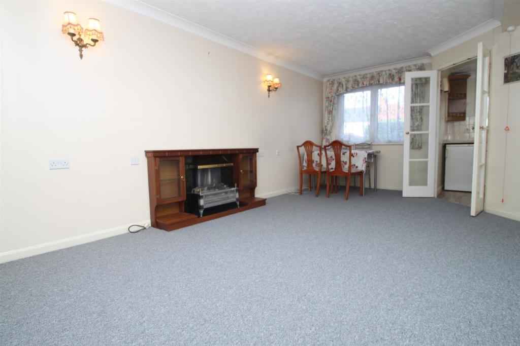 1 bedroom retirement property for sale in Kingswood Court, 175