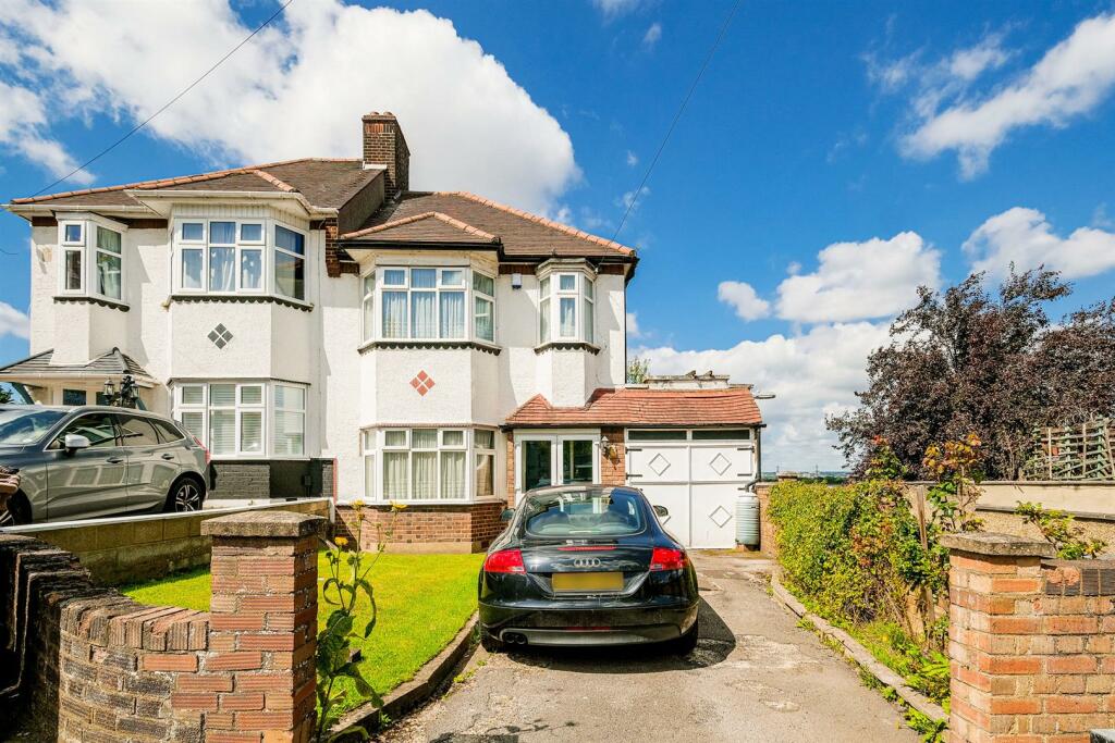 3 bedroom house for sale in Rampton Close, Chingford, E4