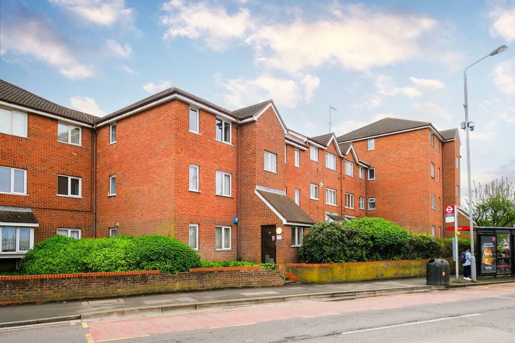 1 bedroom flat for sale in Hall Lane, Chingford, E4