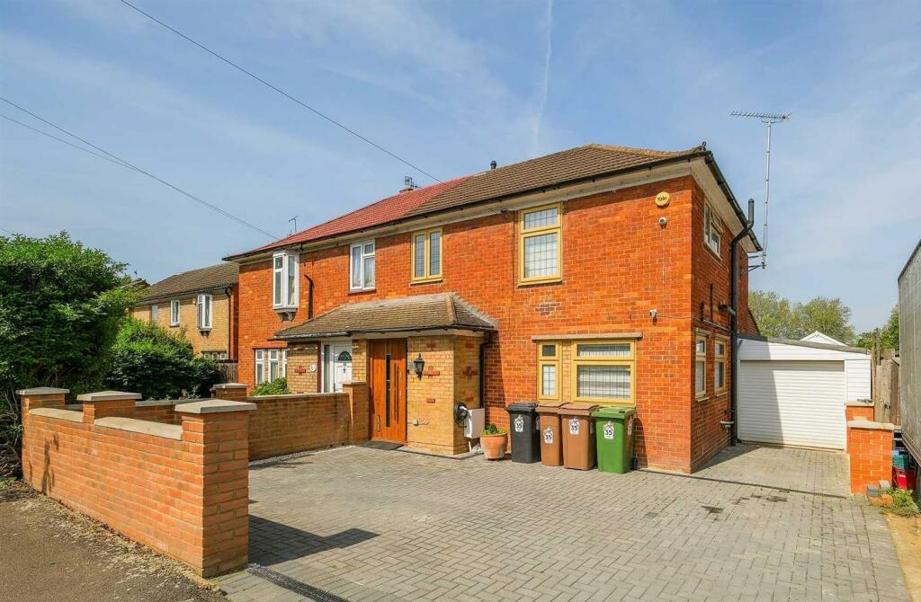 3 bedroom house for sale in Valley Side, Chingford, E4