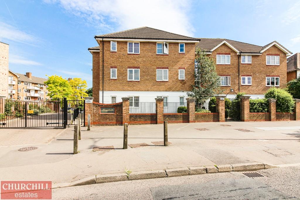 3 bedroom flat for sale in Chigwell Road, London, E18