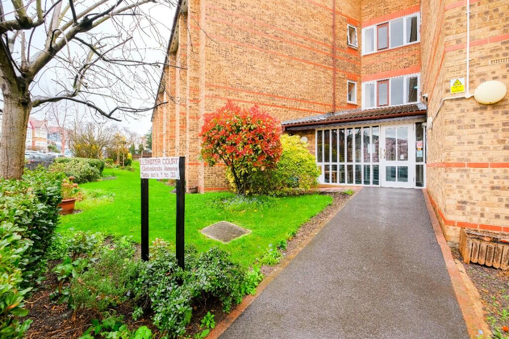 1 bedroom retirement property for sale in Glebelands Avenue, London, E18