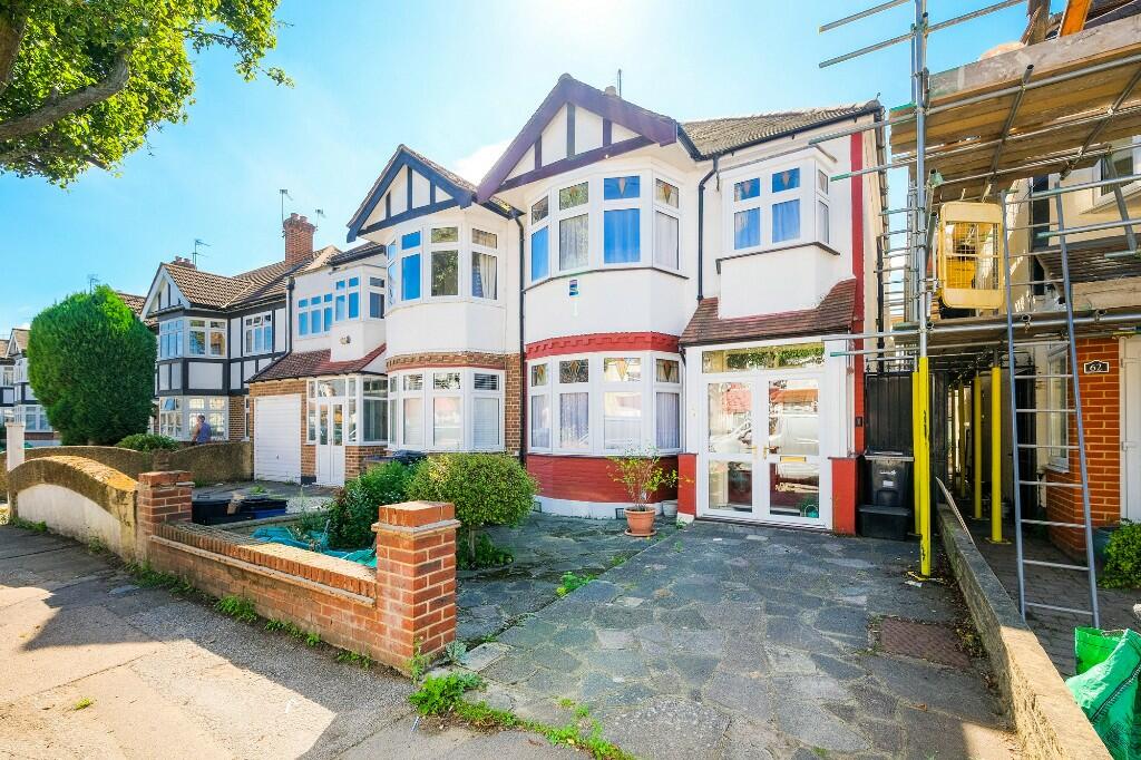 3 bedroom semidetached house for sale in Onslow Gardens, London, E18