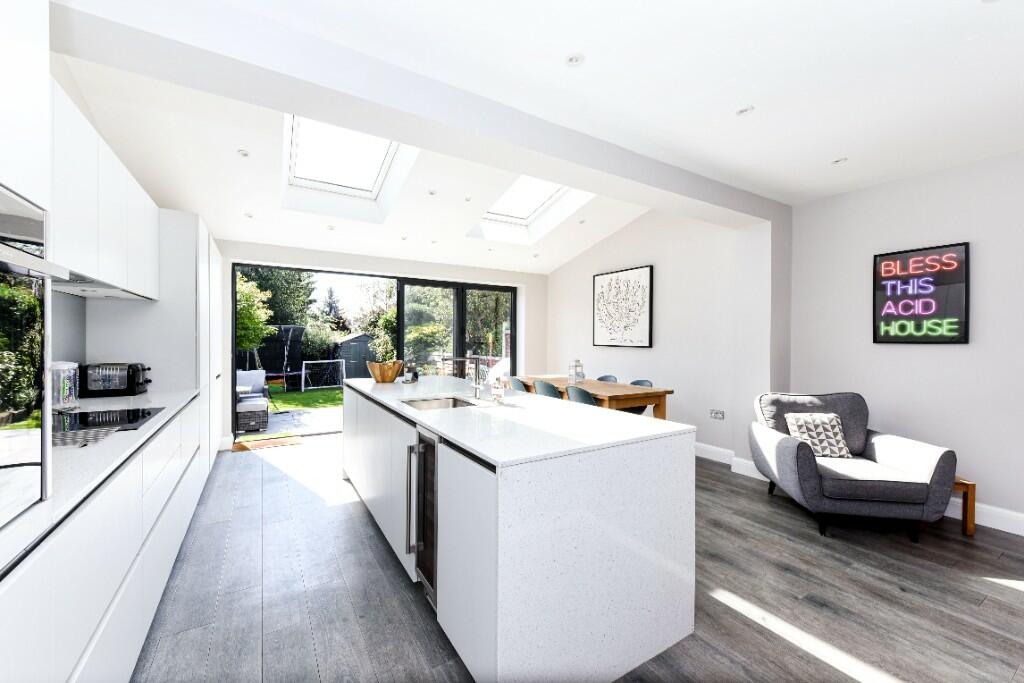 3 bedroom semidetached house for sale in Chigwell Road, London, E18