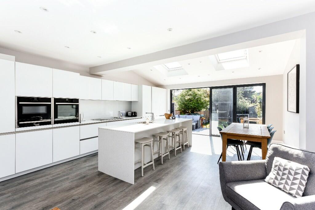 3 bedroom semidetached house for sale in Chigwell Road, London, E18