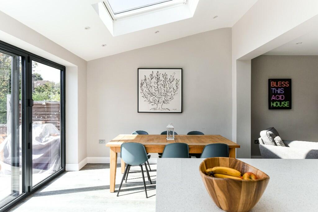 3 bedroom semidetached house for sale in Chigwell Road, London, E18