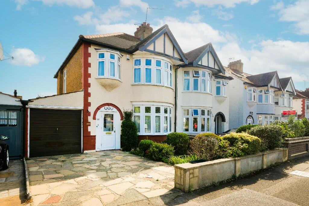 3 bedroom semidetached house for sale in Cadogan Gardens, London, E18