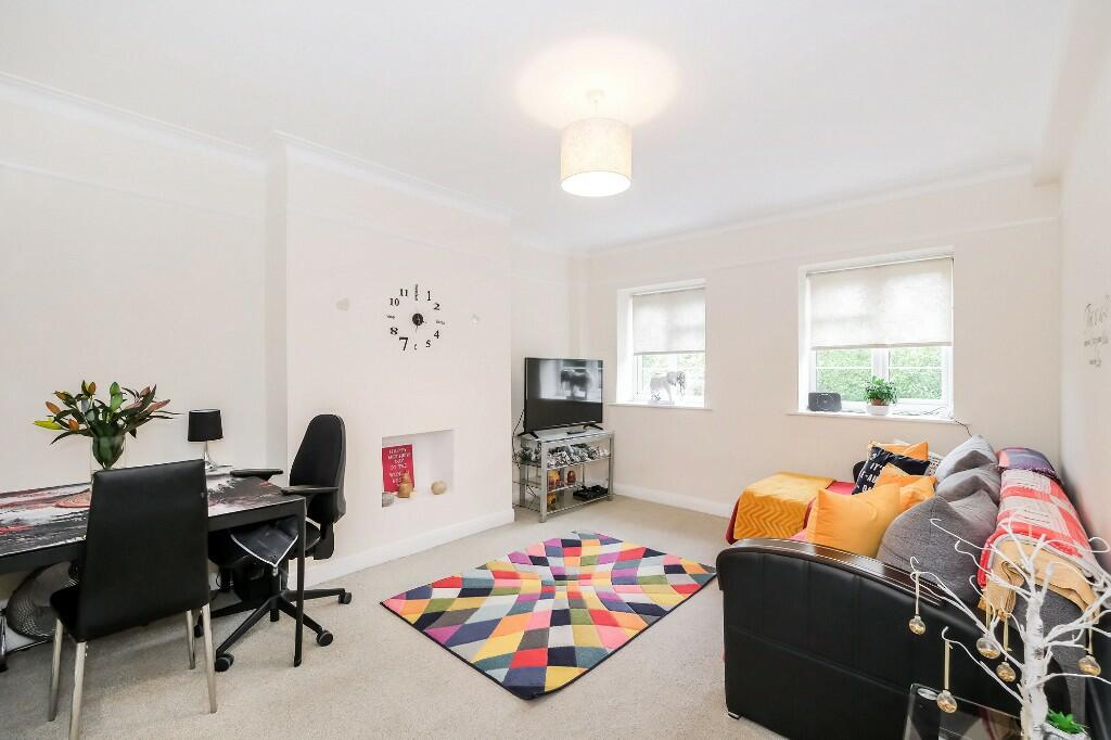 2 bedroom flat for sale in The Drive, London, E18