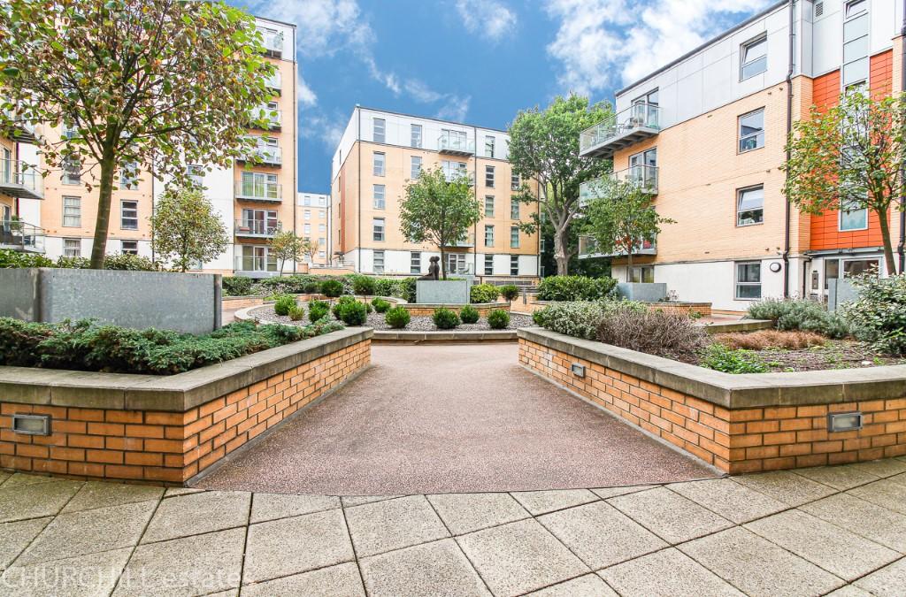 2 bedroom apartment for sale in Queen Mary Avenue, London, E18