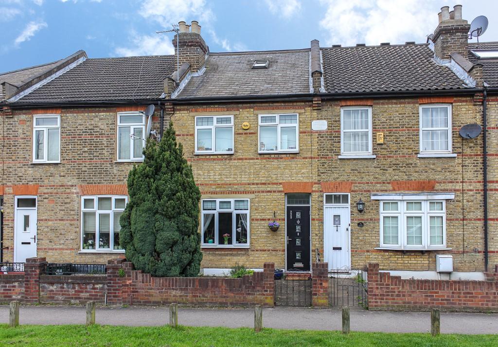 3 bedroom terraced house for sale in Chigwell Road, South Woodford, London E18